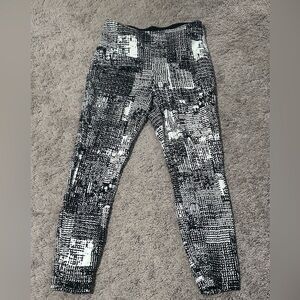 Lysse black and white leggings. zipper on ankle. Medium